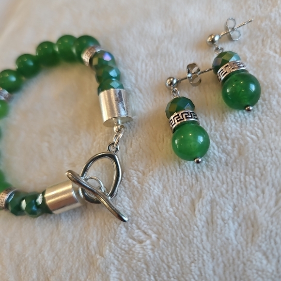 Green Beaded Bracelet with Silver Accents - Picture 6 of 8